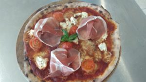 Pizza con Pomodorini Ricotta e Prosciutto