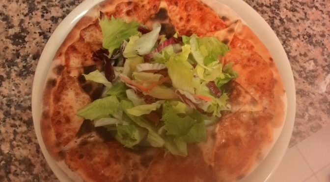 Una pizza Margarita especial con la ensalada mezclada