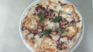 Pizza con Mozzarella Radicchio Scamorza e Salsiccia
