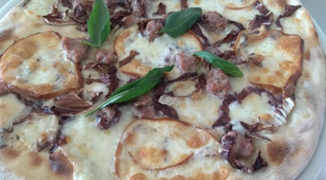 Pizza com Mozzarella radicchio scamorza e salsicha