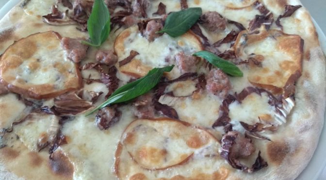 Pizza con mozzarella achicoria scamorza y ​​salchichas