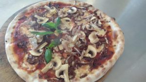 Pizza con Radicchio Funghi e Pancetta Affumicata