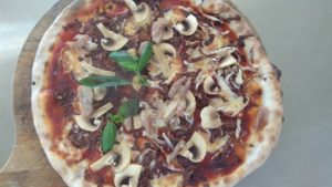 Pizza con setas radicchio y tocino