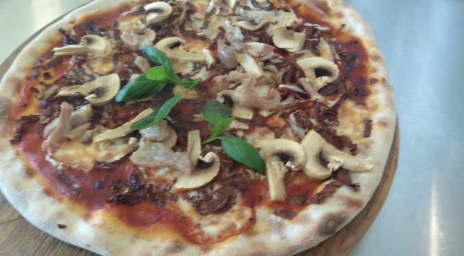 Pizza con Radicchio Funghi e Pancetta Affumicata