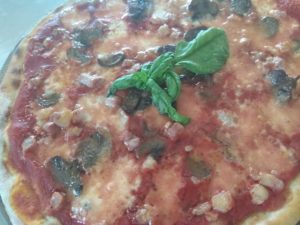 Pizza con tocino y champiñones Trifolati