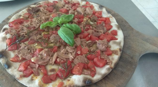 Focaccia con tomate fresco y atún