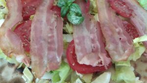 La Pizza BLT Bacon Alface e tomate