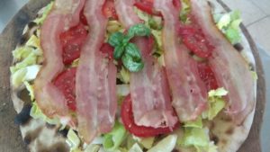 La Pizza BLT Bacon Alface e tomate