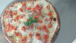 Pizza com salsicha e mussarela tomate cereja