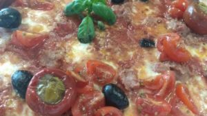 Pizza con salchicha de tomate mozzarella y tomates