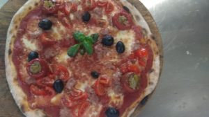 Pizza con salchicha de tomate mozzarella y tomates