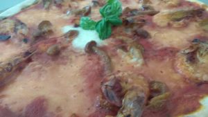 Famigliola Pizza com cogumelos e camarão amarelo
