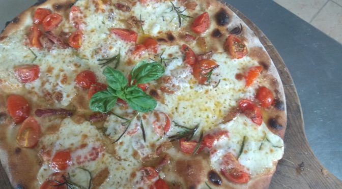 Pizza con los tomates Receta de almohadas y scamorza