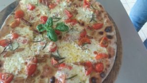 Pizza Con Pomodorini Guanciale e Scamorza Ricetta