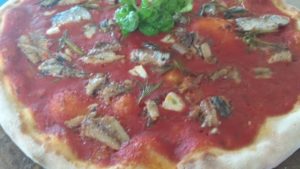 Pizza com sardinha portuguesa grelhados