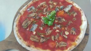 Pizza com sardinha portuguesa grelhados