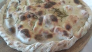 Pizza Ripiena Con Pomodorini Mozzarella e Tonno