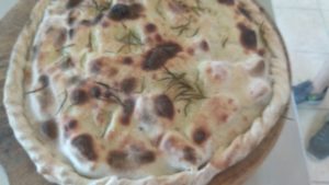 Pizza Ripiena Con Pomodorini Mozzarella e Tonno