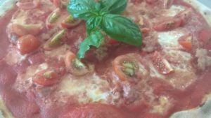 Pizza Com Salsicha Tomate Mozzarella e tomates