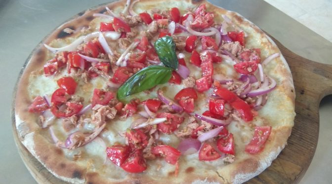 Pizza con mozzarella de tomate y cebolla Atún