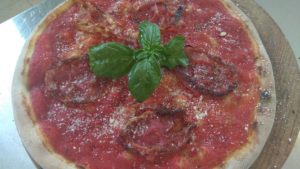 Pizza com tomate Bacon Tomate e Pecorino