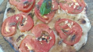Focaccia masa integral con tomate ajo y anchoas
