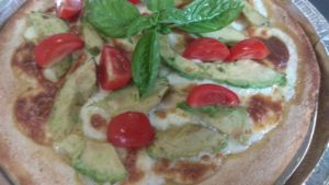 Pizza Con Impasto Di Mais Con Formaggio e Avocado