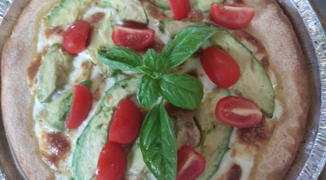 Pizza Con Impasto Di Mais Con Formaggio e Avocado