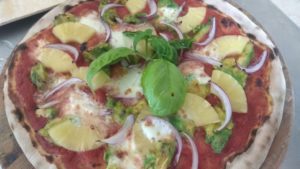 Pizza con Pomodoro Avocado Ananas Cipolla e Mozzarella