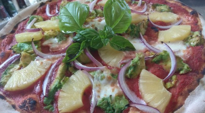 Pizza con Pomodoro Avocado Ananas Cipolla e Mozzarella