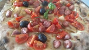 Focaccia con tomate chalota salchicha de oliva