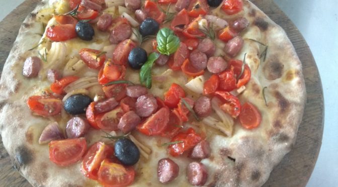 Focaccia con tomate chalota salchicha de oliva