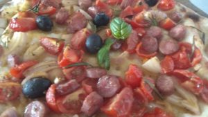 Focaccia con tomate chalota salchicha de oliva