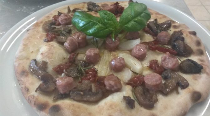 Pizza com cogumelos secos Tomates Cebola Salsicha Lucanica