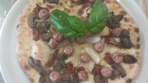 Pizza con setas secas tomates cebolla Salchicha lucanica