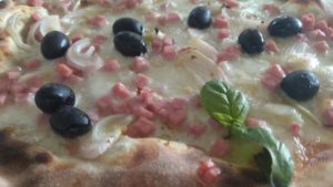 Pizza com prosciutto Mozzarella cebola e azeitonas