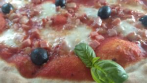 Pizza Con Tocino Tomate Jamón y aceitunas