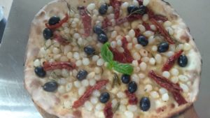 Focaccia con cebollas secas tomates y aceitunas