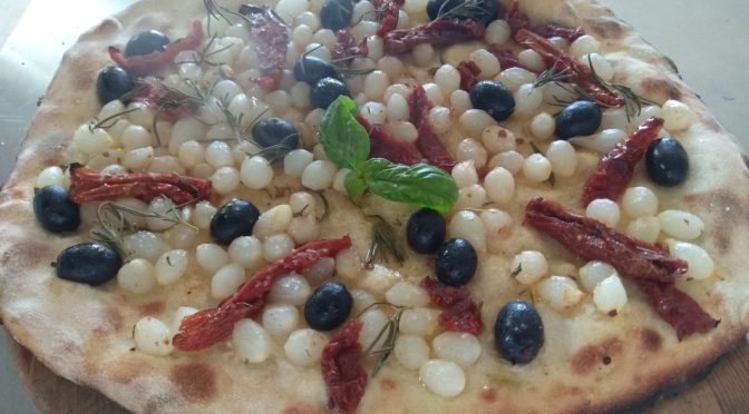 Focaccia con cebollas secas tomates y aceitunas