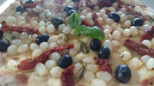 Focaccia con cebollas secas tomates y aceitunas