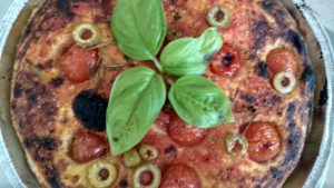 Masa de patata Focaccia con tomate y aceitunas