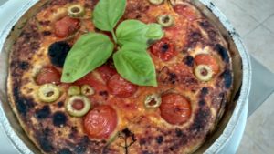 Massa de batata Focaccia com tomates e azeitonas