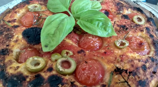 Massa de batata Focaccia com tomates e azeitonas