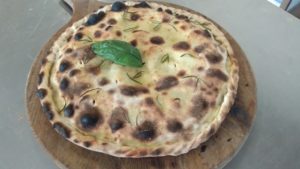 Pizza Ripiena di Funghi Pomodoro Maiale e Mais