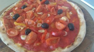 Pizza com tomate pimentas azeitonas pretas