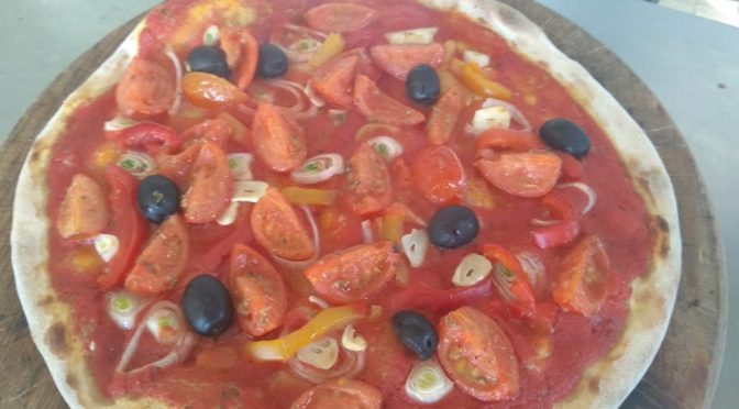 Pizza con Cipolla Peperoni Pomodorini Olive Nere