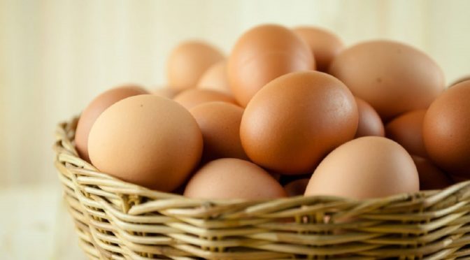 Ovos na geladeira ou não