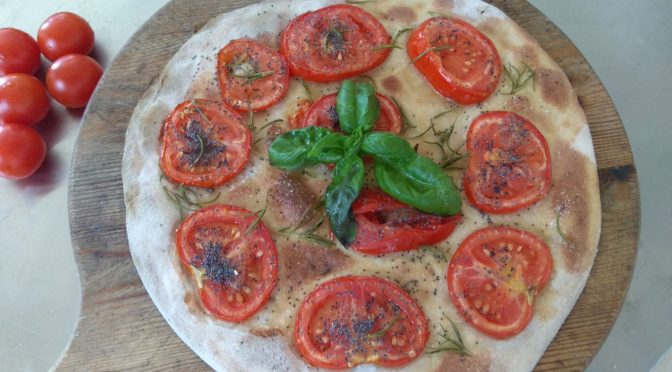 Focaccia con Pomodoro e Semi di Papavero