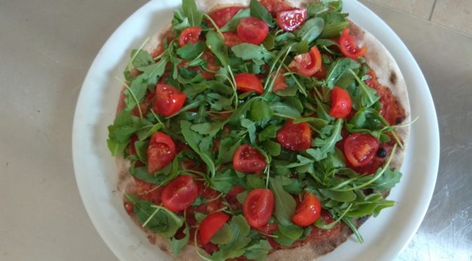 Pizza Com Rúcula e Tomate Cereja