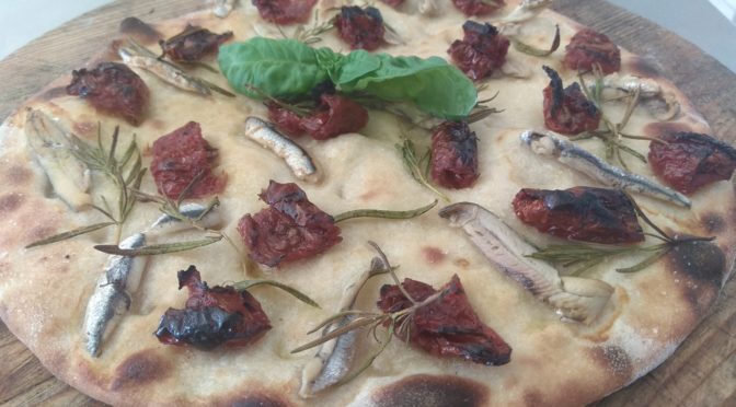 Focaccia con tomates secos y anchoas marinadas